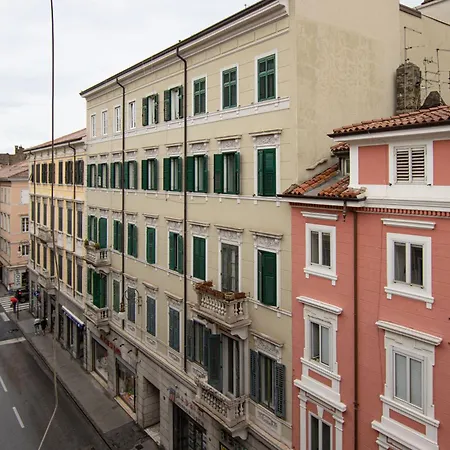 Piazza Goldoni Mazzini *free Wifi* Trieste