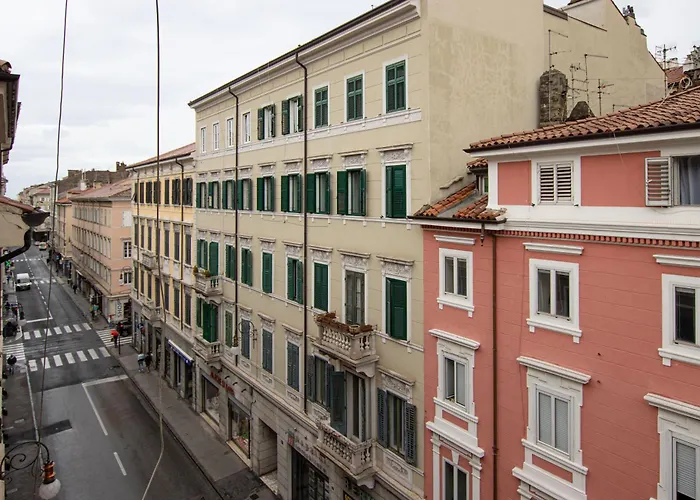 Piazza Goldoni Mazzini *free Wifi* Triëst